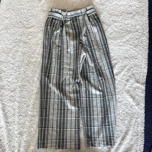 Alice & Olivia  stripes wide leg with a belt it’s very elegant never Ben used